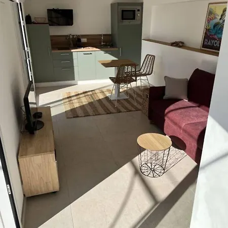 Appartamento Sea View With Large Terrace 5-min Walk To The